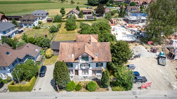 Wohn- und Gewerbehaus mit Entwicklungspotenzial und Bauland in Madiswil 2