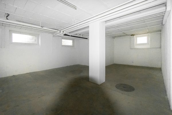 Locale commerciale ad uso magazzino con ufficio separato 4