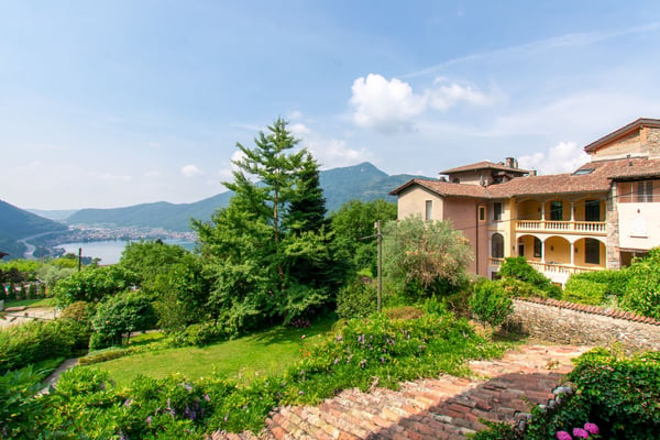 PROPRIETÀ DI CHARME CON AMPIO GIARDINO E VISTA LAGO 11