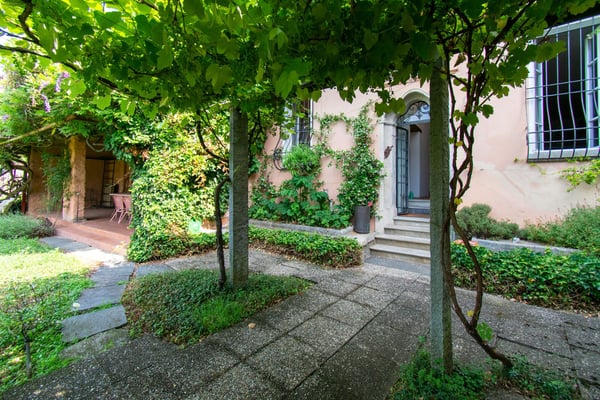 PROPRIETÀ DI CHARME CON AMPIO GIARDINO E VISTA LAGO 12