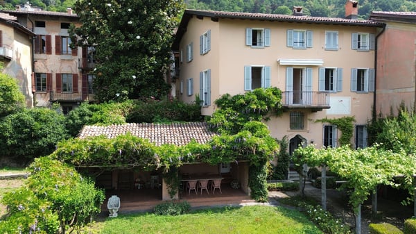 PROPRIETÀ DI CHARME CON AMPIO GIARDINO E VISTA LAGO 13