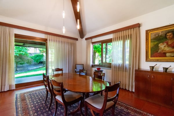 VILLA DAI VOLUMI RICERCATI E CURATO GIARDINO 5