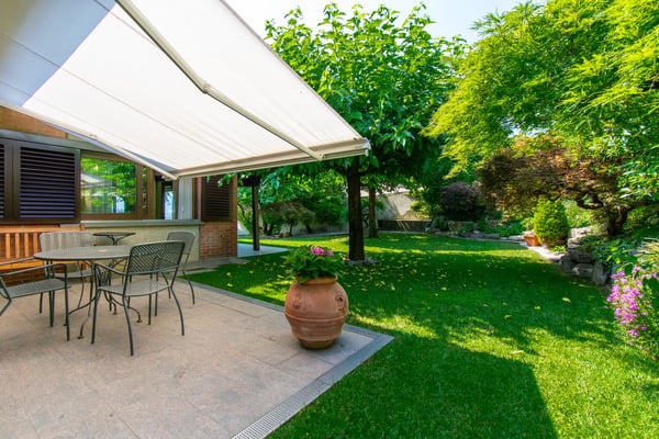 VILLA DAI VOLUMI RICERCATI E CURATO GIARDINO 12