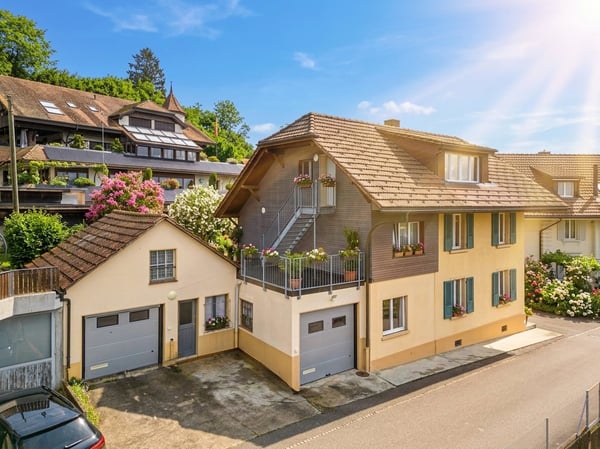 Modern renoviertes Mehrfamilienhaus mit drei Einheiten in ruhigem Quartier 1
