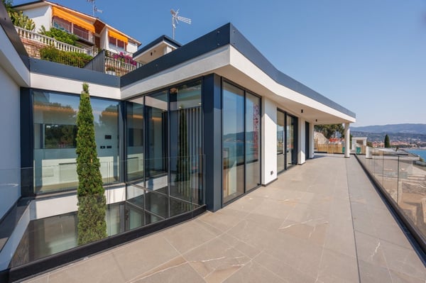Villa contemporanea con piscina a sfioro e vista mare sulla Riviera ligure 31