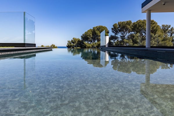 Villa contemporanea con piscina a sfioro e vista mare sulla Riviera ligure 26