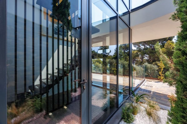 Villa contemporanea con piscina a sfioro e vista mare sulla Riviera ligure 33