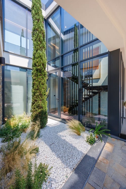 Villa contemporanea con piscina a sfioro e vista mare sulla Riviera ligure 34
