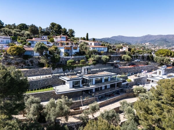 Villa contemporanea con piscina a sfioro e vista mare sulla Riviera ligure 27