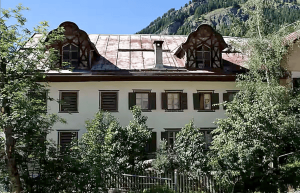 Seltene Gelegenheit im Engadin. Rarität - Charaktervolle Wohneinheit mit grosser Sonnenterrasse, Südausrichtung und unverbaubarem Weitblick 1