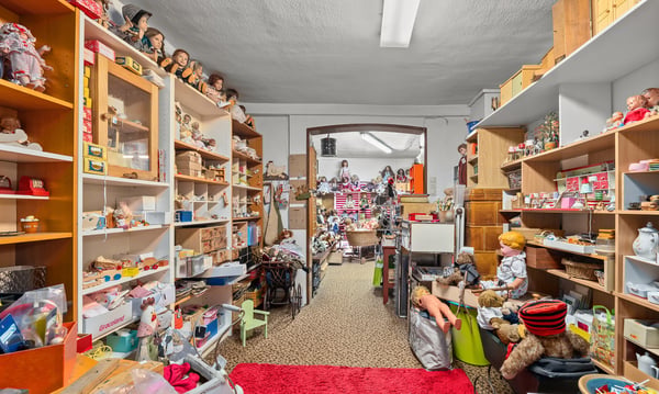 Wohn- und Geschäftshaus, Umnutzung zum Wohnraum möglich. 12