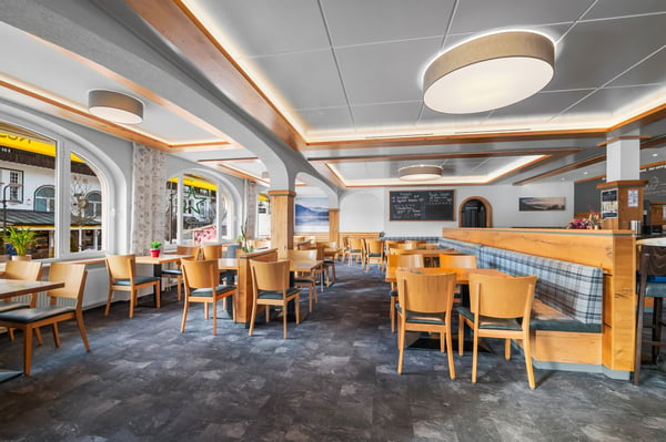Wohn- und Geschäftshaus am Titisee  Café & Restaurant Seeblick plus z 9