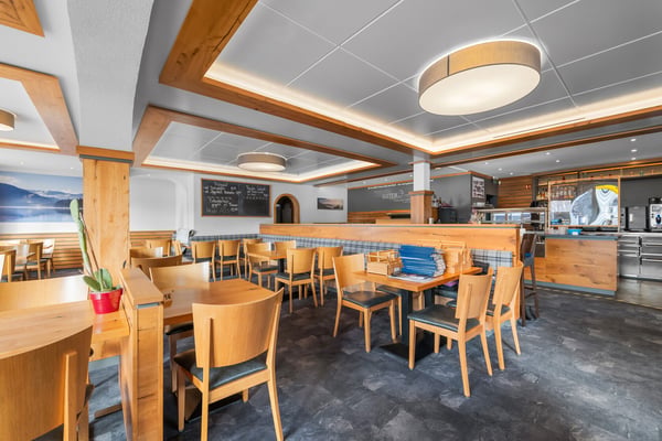 Wohn- und Geschäftshaus am Titisee  Café & Restaurant Seeblick plus z 11