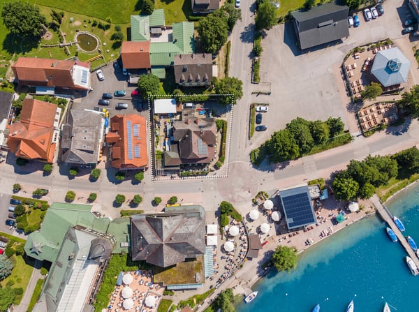 Wohn- und Geschäftshaus am Titisee  Café & Restaurant Seeblick plus z 7