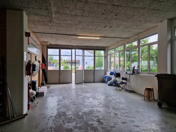 Befahrbare Gewerbefläche im EG mit Büro, Küche und 10 Aussenparkplätzen in Dübendorf