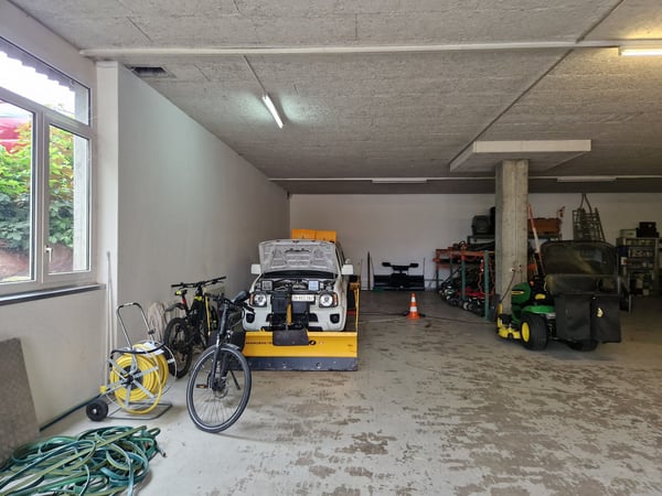 Befahrbare Gewerbefläche im EG mit Büro, Küche und 10 Aussenparkplätzen in Dübendorf 2
