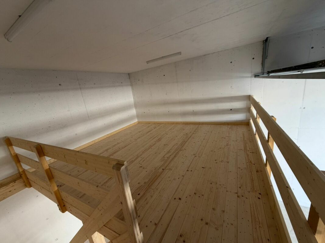 Dépôt avec mezzanine