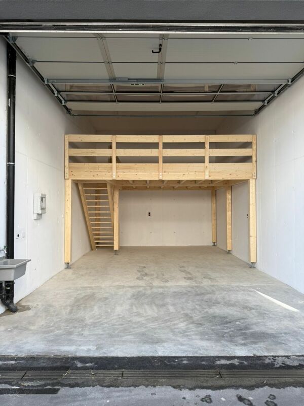 Dépôt avec mezzanine