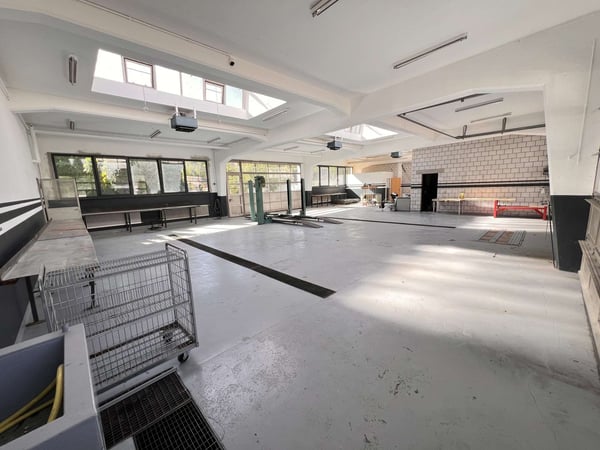 Grosszügige Autowerkstatt mit Waschraum & Lagerflächen in Moutier 6