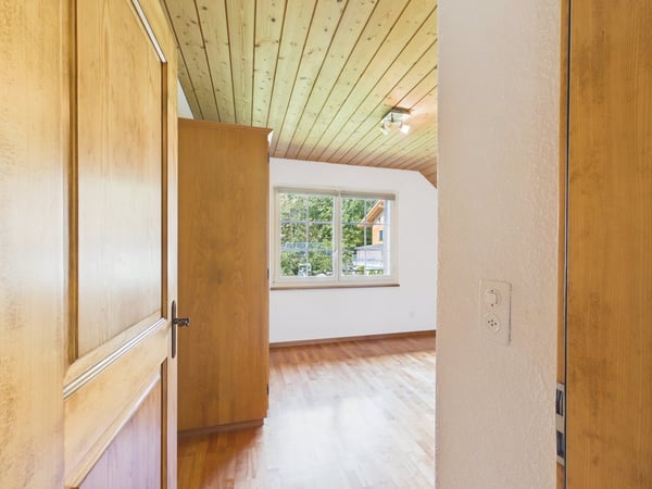 3,5 Zimmer Dachwohnung mit Bergsicht und Raumhöhe 9