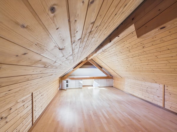 3,5 Zimmer Dachwohnung mit Bergsicht und Raumhöhe 20