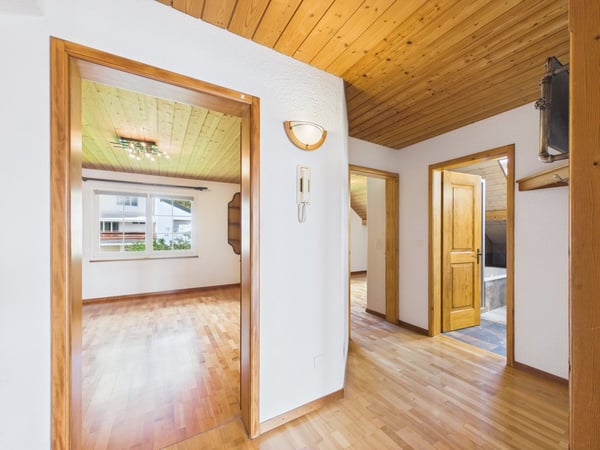 3,5 Zimmer Dachwohnung mit Bergsicht und Raumhöhe 7