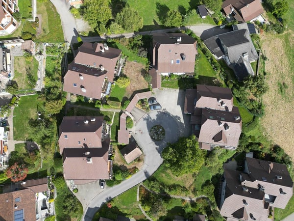 3,5 Zimmer Dachwohnung mit Bergsicht und Raumhöhe 4