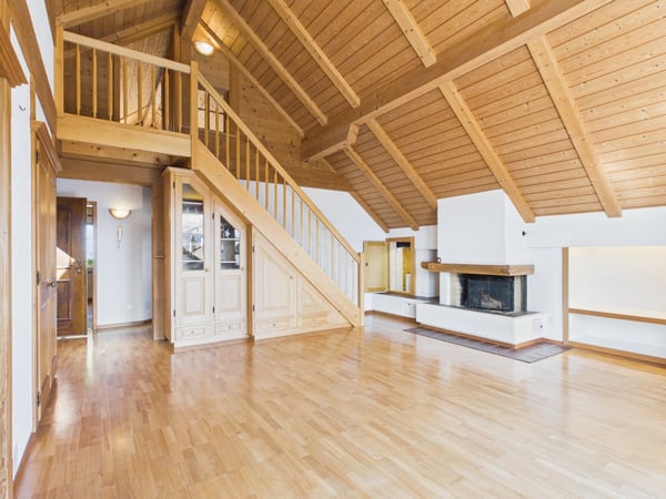 3,5 Zimmer Dachwohnung mit Bergsicht und Raumhöhe 18