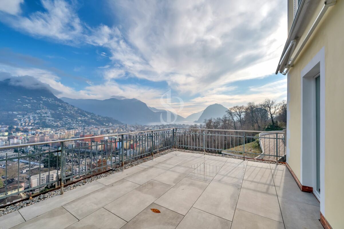 Attico duplex con vista lago