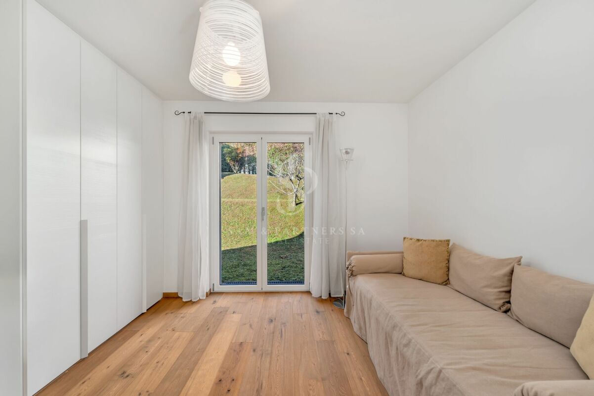 Soleggiato con giardino e piscina