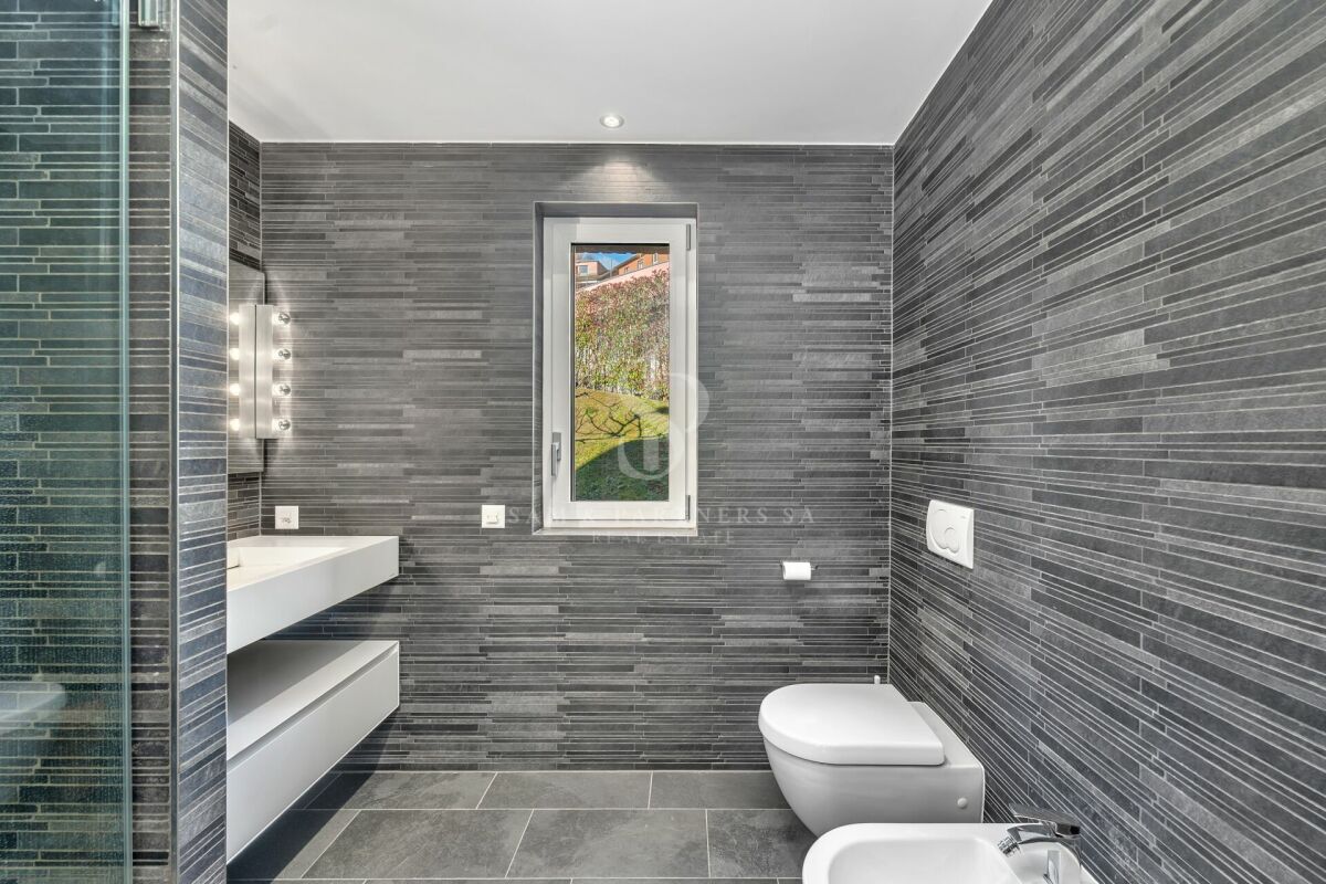 Soleggiato con giardino e piscina