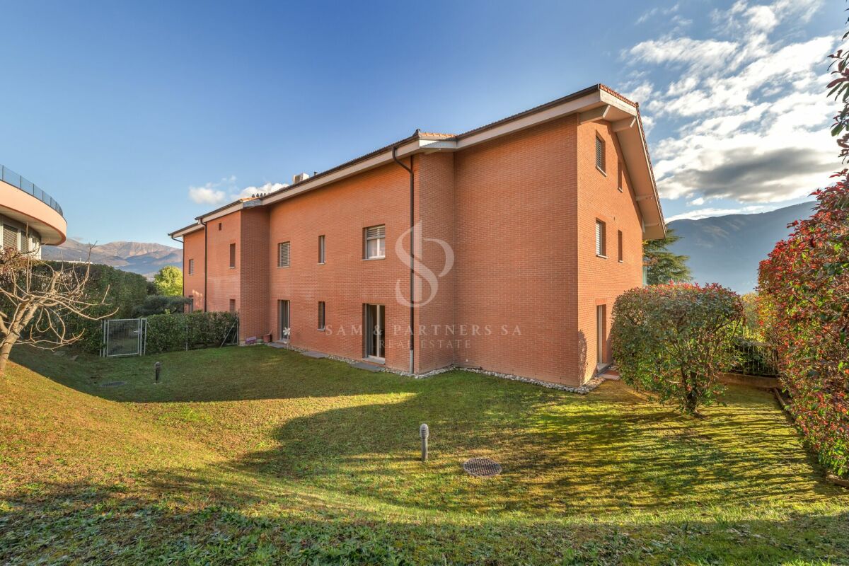 Soleggiato con giardino e piscina