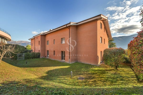 Soleggiato con giardino e piscina