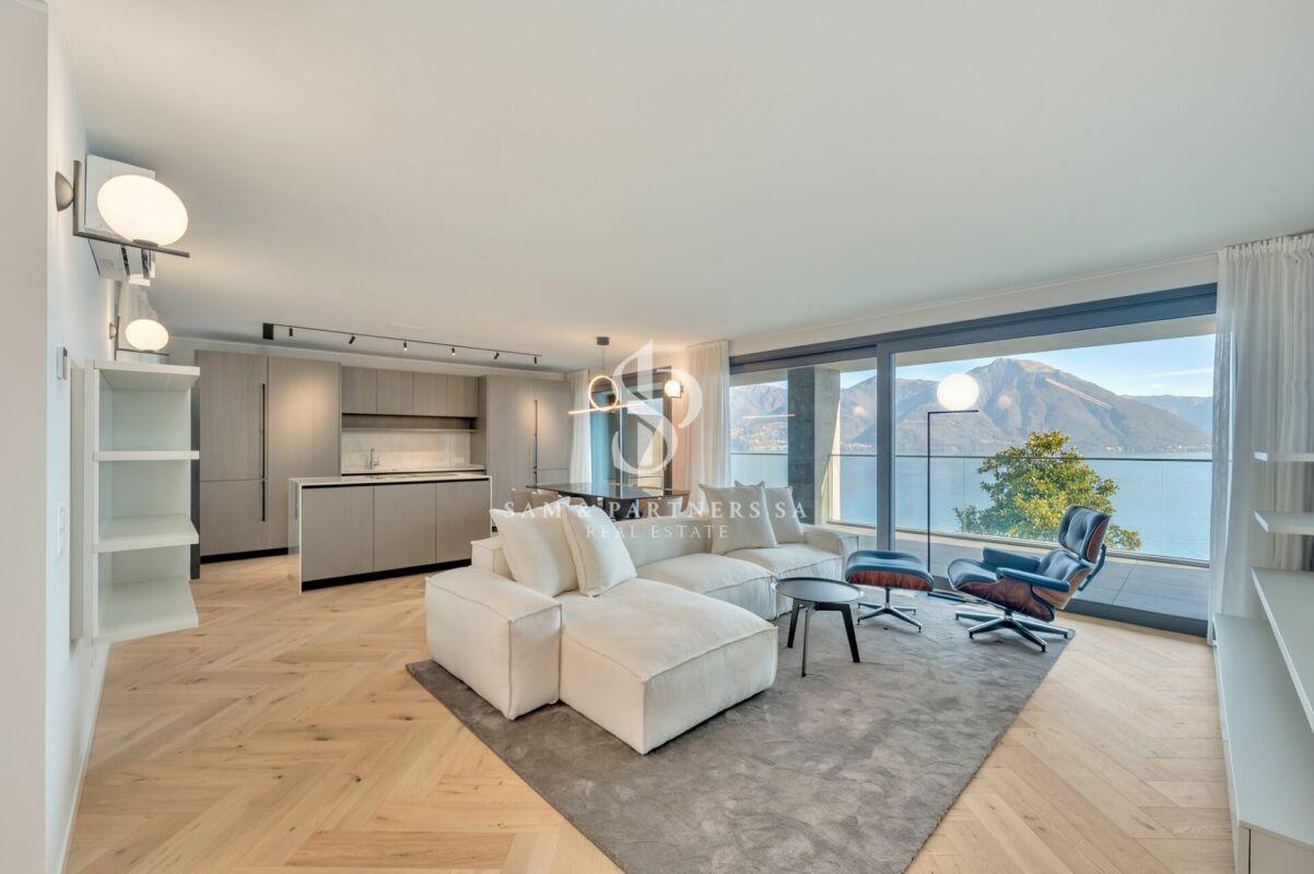 Penthouse con rooftop e vista lago