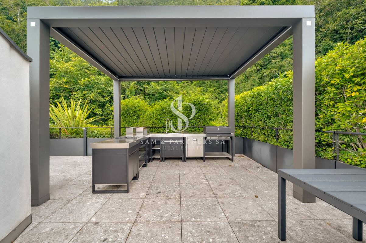 Penthouse con rooftop e vista lago