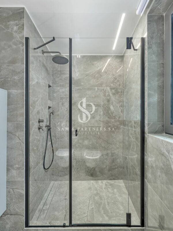 Penthouse con rooftop e vista lago