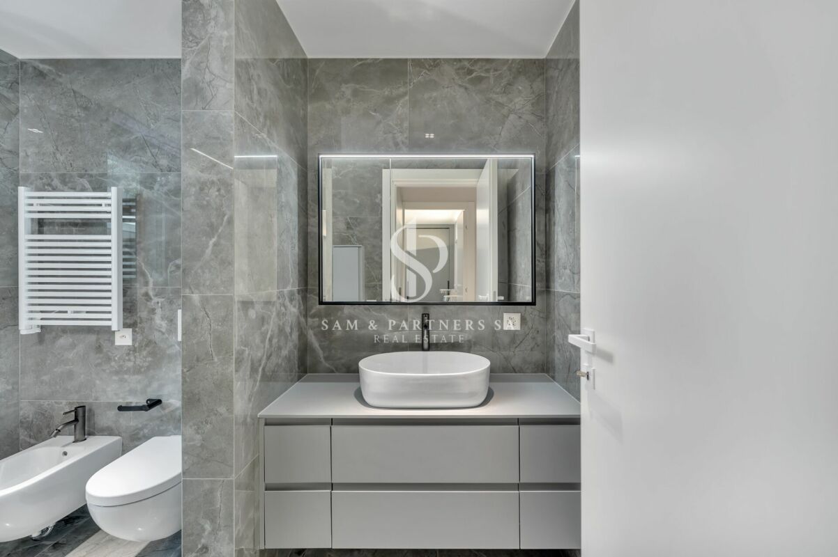 Penthouse con rooftop e vista lago