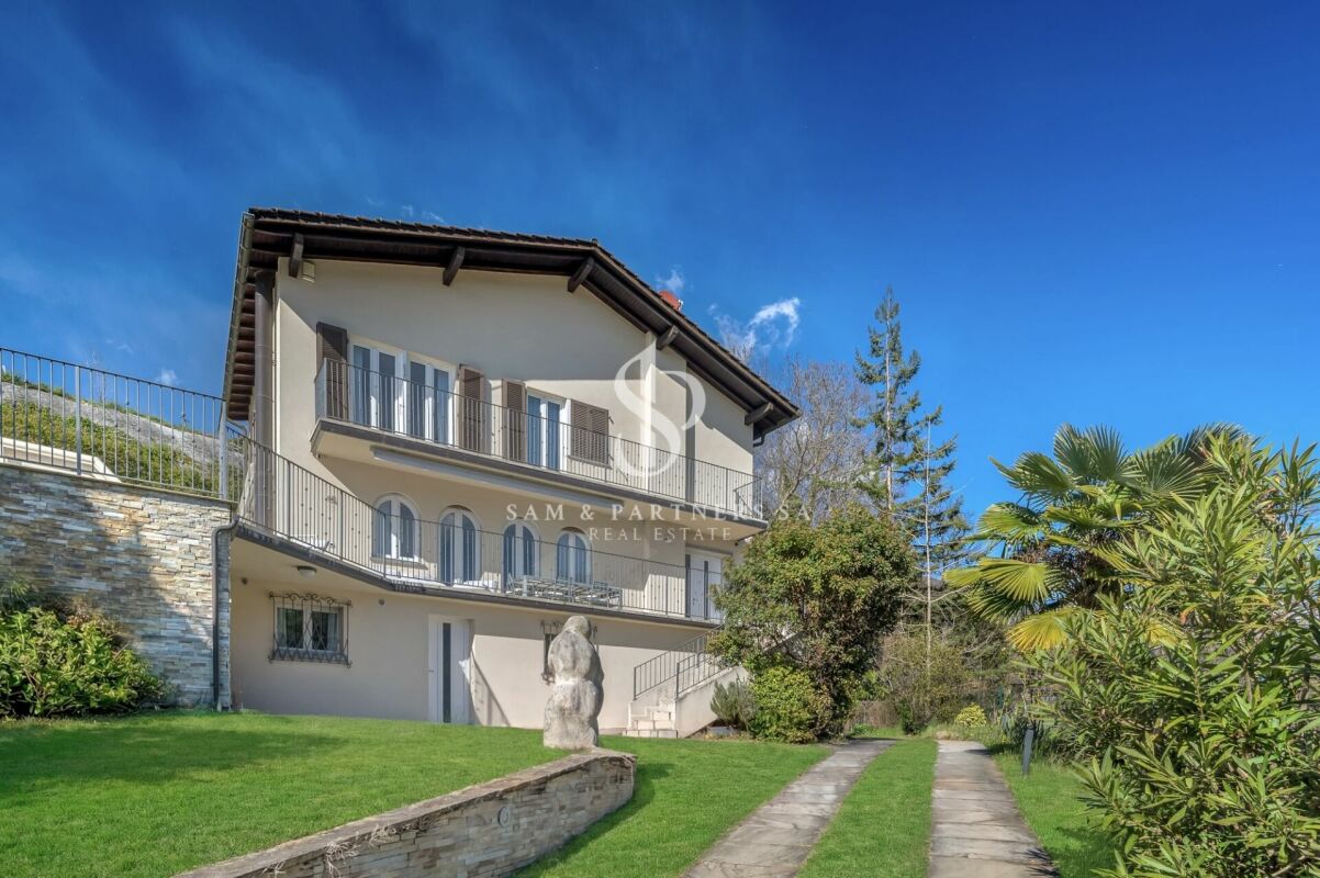 Moderna casa con piscina