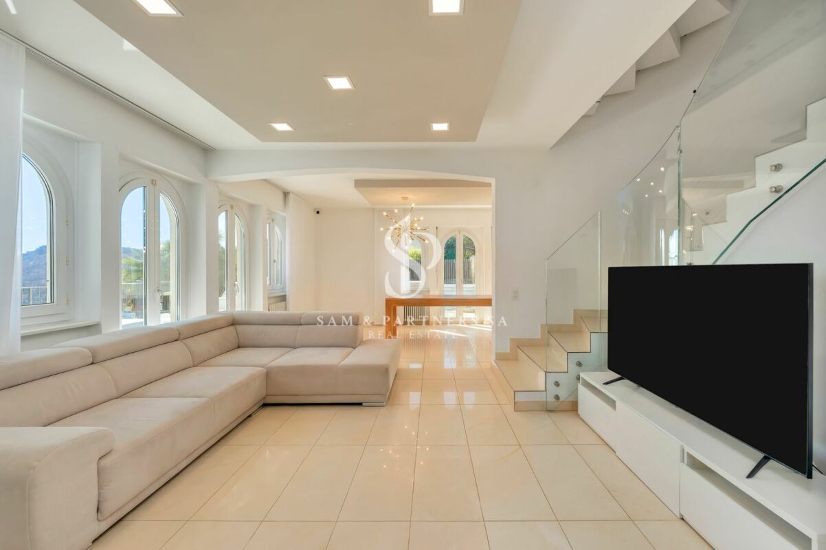Moderna casa con piscina