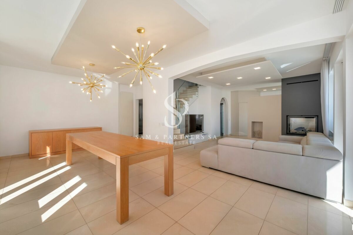 Moderna casa con piscina