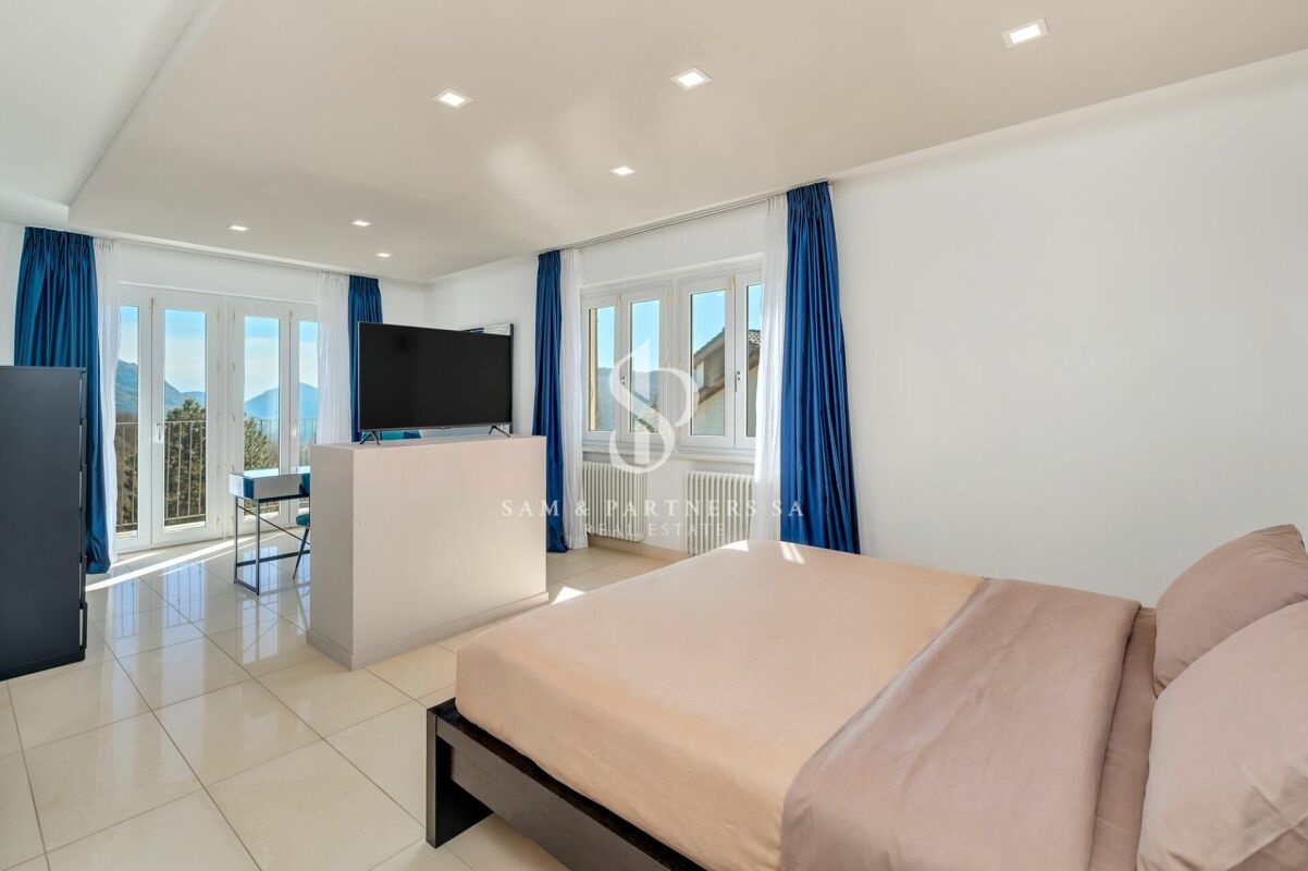 Moderna casa con piscina