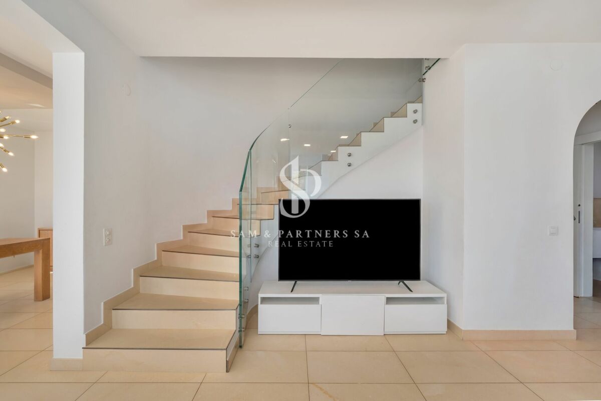 Moderna casa con piscina