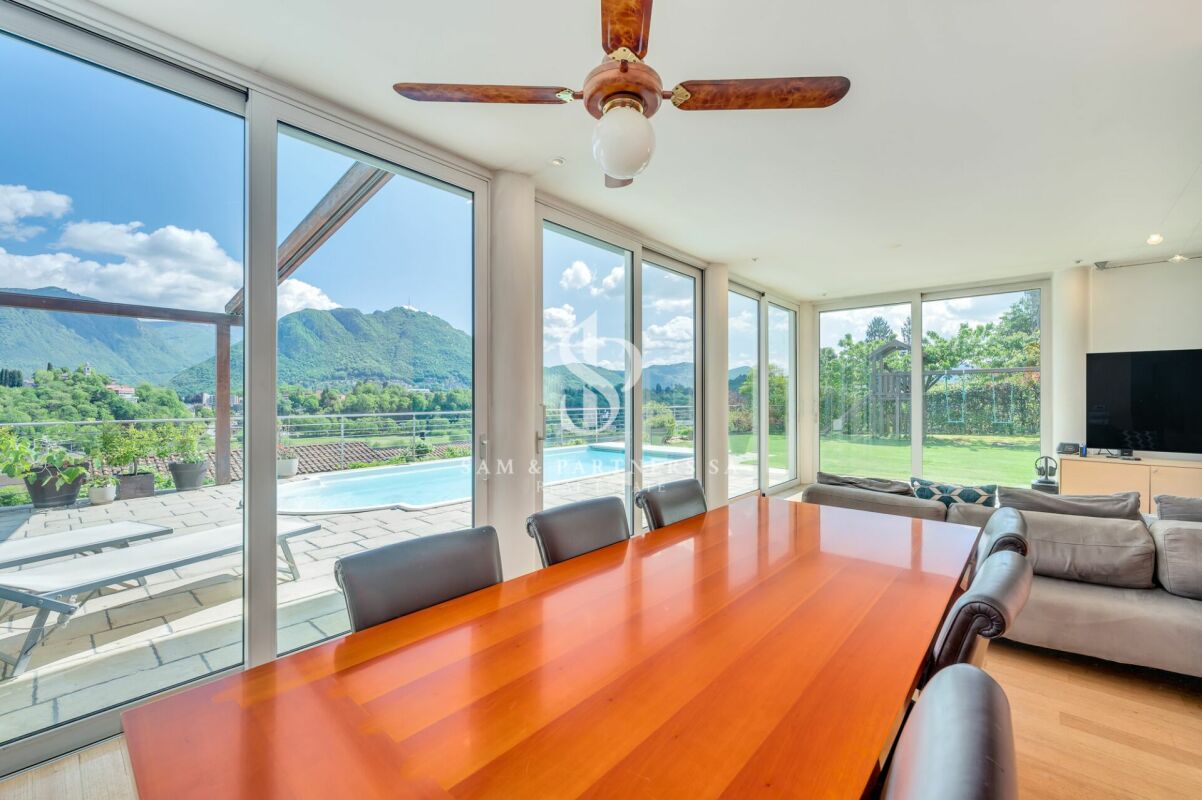 Villa con vista lago e piscina
