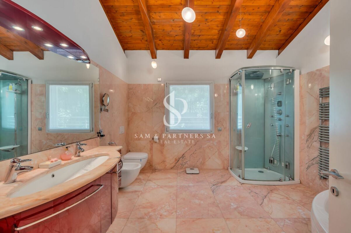 Villa con vista lago e piscina