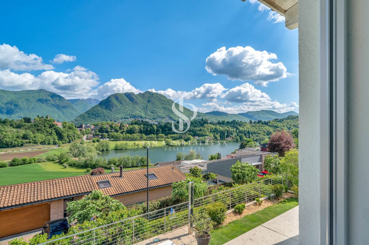 Villa con vista lago e piscina