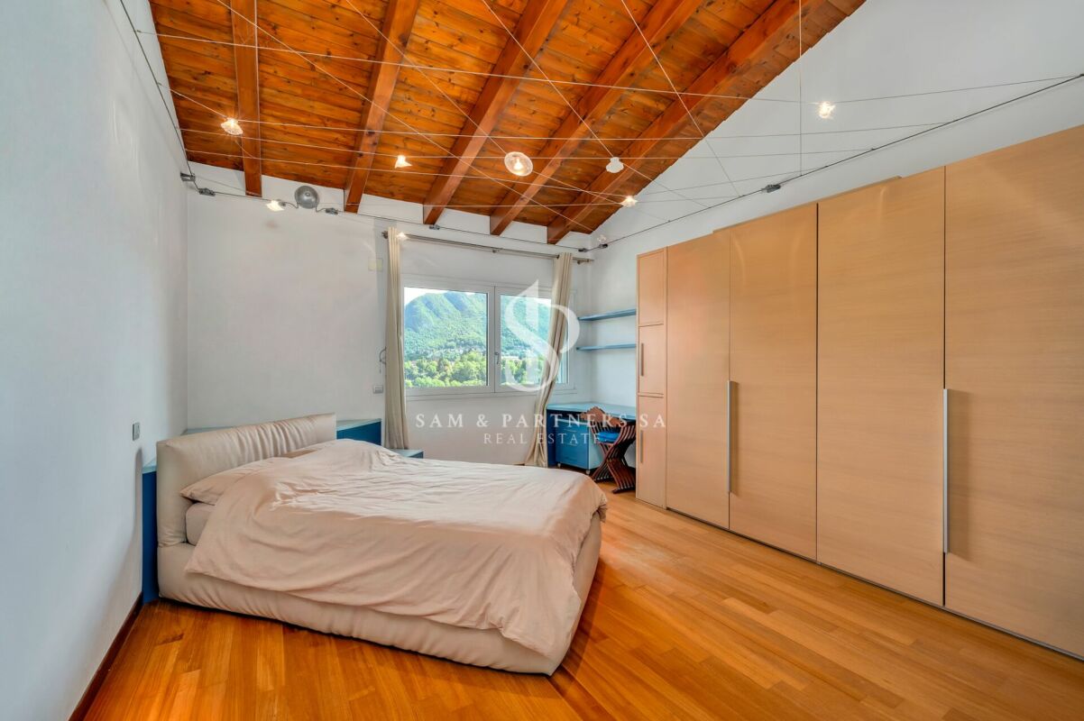 Villa con vista lago e piscina