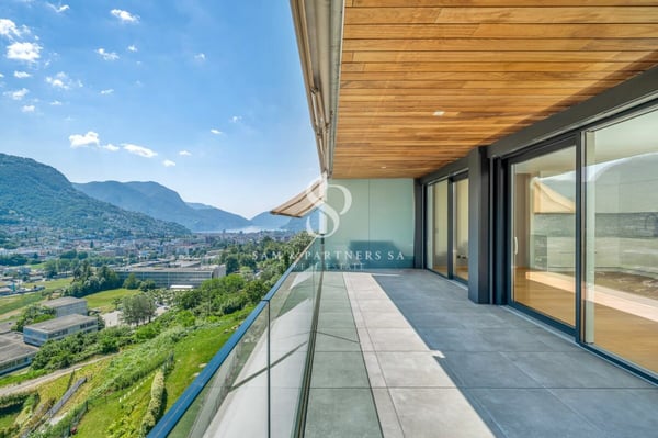 Moderno attico con grande terrazza