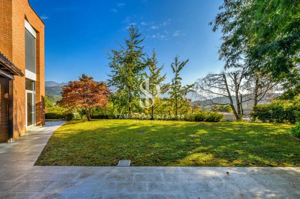 Villa contemporanea con giardino e potenziale di sviluppo 4