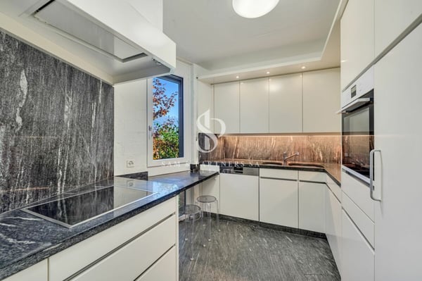 Villa contemporanea con giardino e potenziale di sviluppo 11