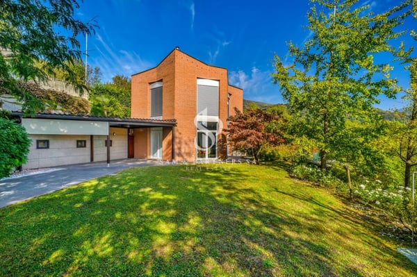 Villa contemporanea con giardino e potenziale di sviluppo copia 3
